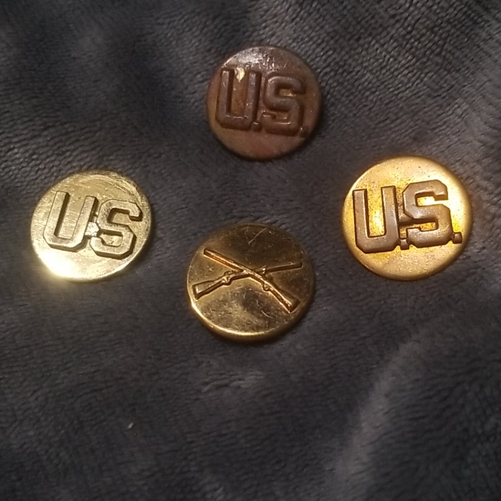 4 military decorations/buttons